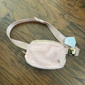 NWT Lululemon Everywhere Belt Bag 1L *Fleece